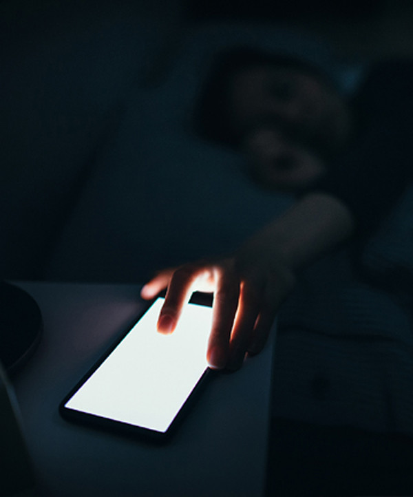 Tắt các thiết bị điện tử: Để có được giấc ngủ ngon nhất, các chuyên gia khuyến cáo ngừng sử dụng các thiết bị điện tử ít nhất một giờ trước khi đi ngủ. Kiểm tra mail và lướt mạng xã hội là việc nên làm vào buổi sáng, không phải việc nên làm trước khi đi ngủ. Nhưng nếu có việc bắt buộc mà bạn không thể tránh, hãy bật chế độ lọc ánh sáng xanh cho thiết bị hoặc đeo kính chống ánh sáng xanh.