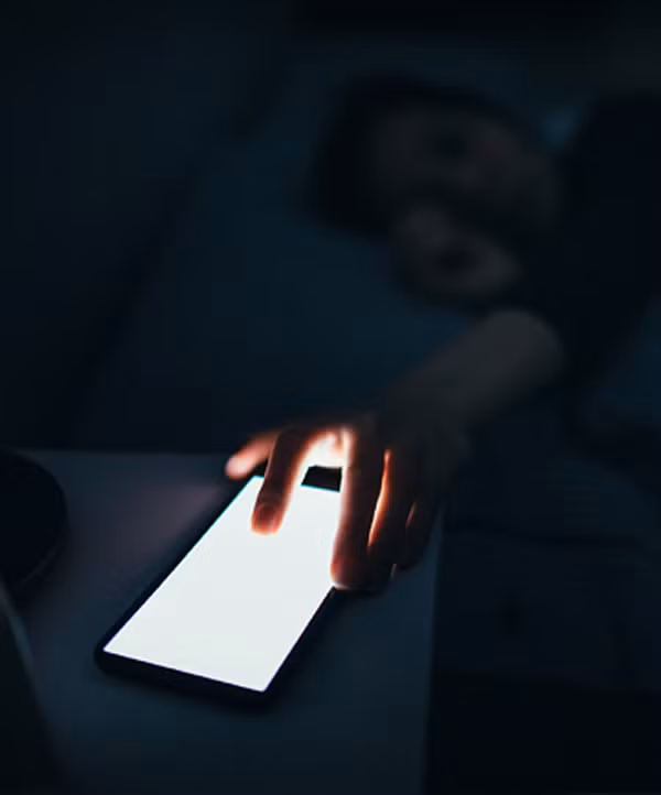 Tắt các thiết bị điện tử: Để có được giấc ngủ ngon nhất, các chuyên gia khuyến cáo ngừng sử dụng các thiết bị điện tử ít nhất một giờ trước khi đi ngủ. Kiểm tra mail và lướt mạng xã hội là việc nên làm vào buổi sáng, không phải việc nên làm trước khi đi ngủ. Nhưng nếu có việc bắt buộc mà bạn không thể tránh, hãy bật chế độ lọc ánh sáng xanh cho thiết bị hoặc đeo kính chống ánh sáng xanh.