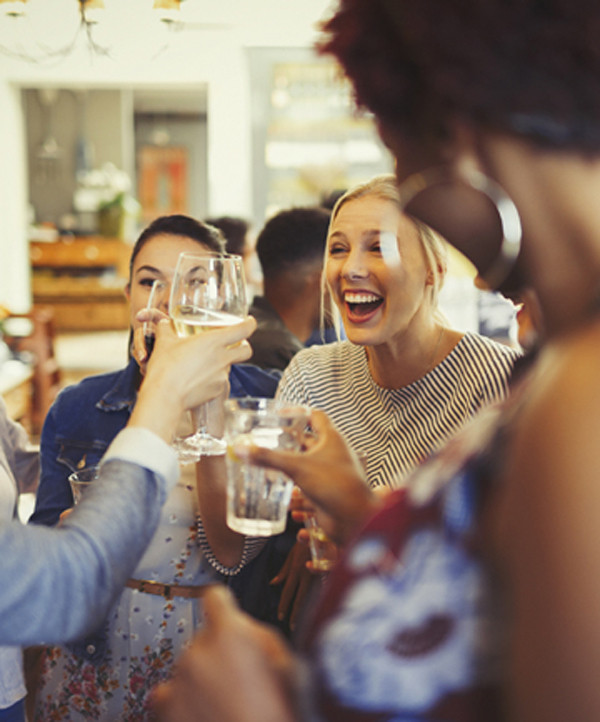 Cẩn thận với đồ uống có cồn: Dù cồn có thể giúp bạn ngủ ngay, nhưng nó sẽ làm gián đoạn giấc ngủ khi cơ thể trao đổi chất - xử lí lượng cồn và khiến bạn thấy uể oải khi thức dậy. Nếu bạn muốn uống rượu bia, hãy uống trước giờ đi ngủ ít nhất 3 giờ đồng hồ.