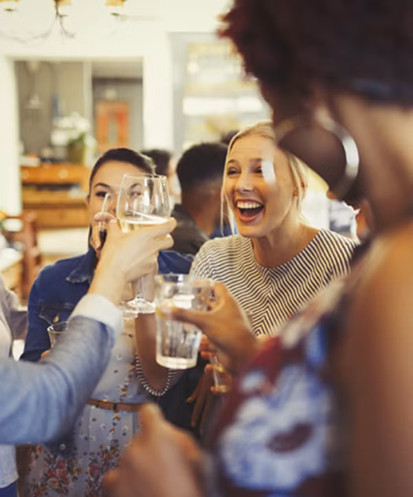 Cẩn thận với đồ uống có cồn: Dù cồn có thể giúp bạn ngủ ngay, nhưng nó sẽ làm gián đoạn giấc ngủ khi cơ thể trao đổi chất - xử lí lượng cồn và khiến bạn thấy uể oải khi thức dậy. Nếu bạn muốn uống rượu bia, hãy uống trước giờ đi ngủ ít nhất 3 giờ đồng hồ.