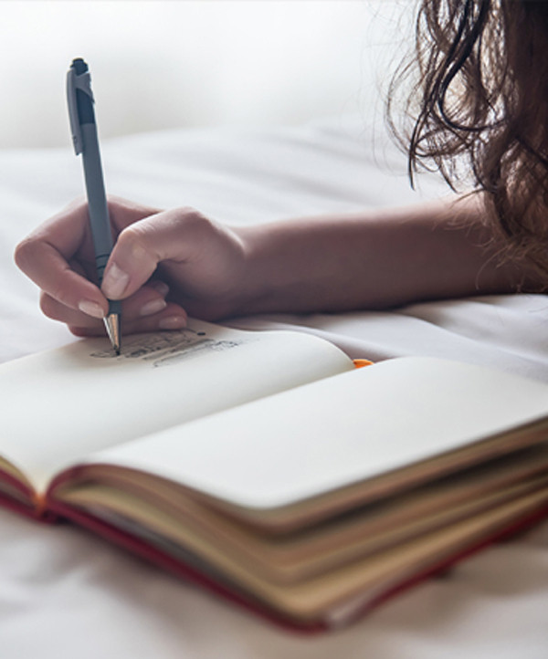 Có lịch trình cố định: Một thói quen ngủ là rất cần thiết để rèn luyện cho cơ thể và tâm trí ngừng liên kết với nhau và bước vào chế độ ngủ. Bạn có thể thực hiện một số hoạt động thư giãn trong vòng 30 - 45 phút trước khi ngủ, như đọc sách, tô màu, đan len hoặc viết nhật kí. Để đạt hiệu quả tốt nhất, hãy thực hiện các hoạt động này theo một thứ tự cố định lặp lại hằng đêm.