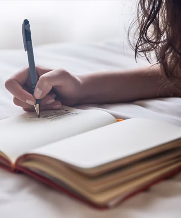 Có lịch trình cố định: Một thói quen ngủ là rất cần thiết để rèn luyện cho cơ thể và tâm trí ngừng liên kết với nhau và bước vào chế độ ngủ. Bạn có thể thực hiện một số hoạt động thư giãn trong vòng 30 - 45 phút trước khi ngủ, như đọc sách, tô màu, đan len hoặc viết nhật kí. Để đạt hiệu quả tốt nhất, hãy thực hiện các hoạt động này theo một thứ tự cố định lặp lại hằng đêm.