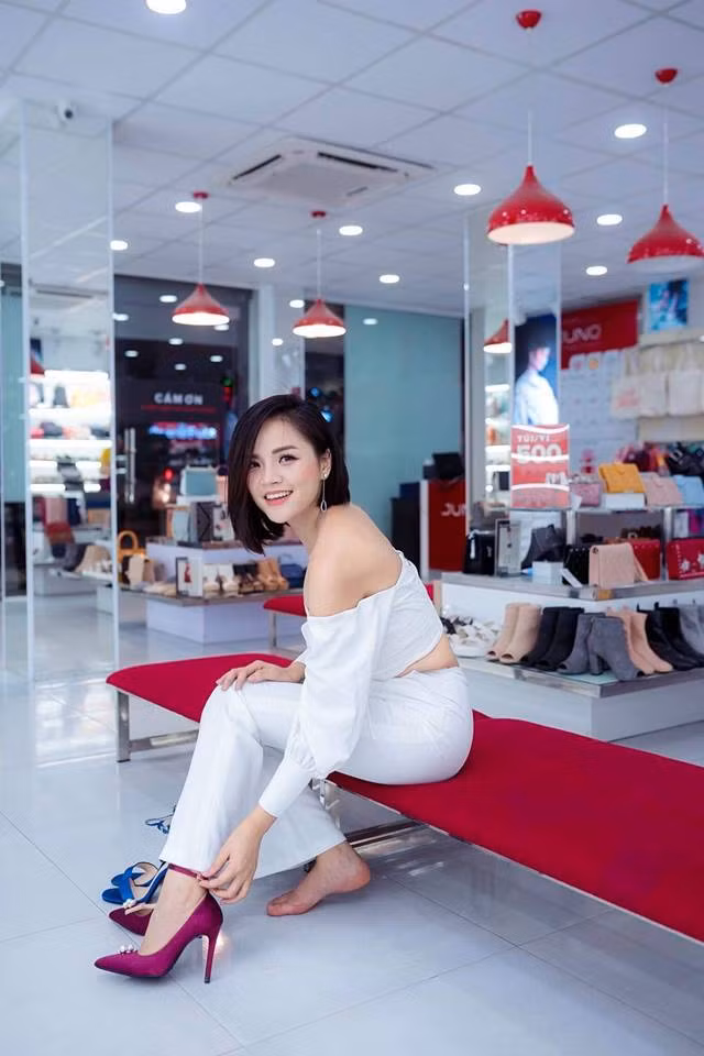 Người đẹp 31 tuổi còn đặc biệt yêu thích các kiểu áo crop-top.