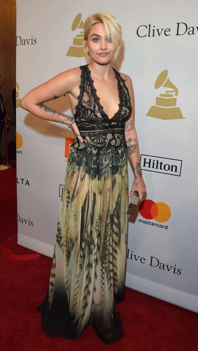 Những bộ cánh có đường xẻ ngực sâu hay cut-out vùng eo được Paris ưa chuộng.