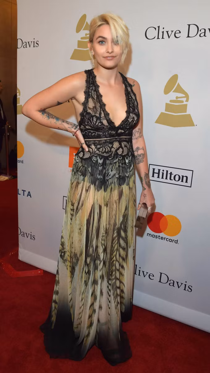 Những bộ cánh có đường xẻ ngực sâu hay cut-out vùng eo được Paris ưa chuộng.