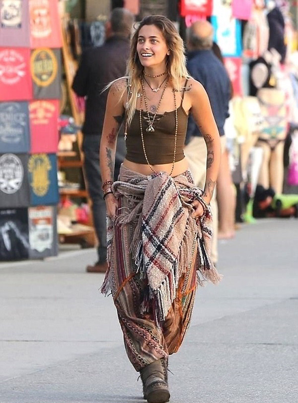 Kiểu quần rộng đặc trưng phong cách bohemian khá được lòng Paris mỗi khi cô nàng ra phố.