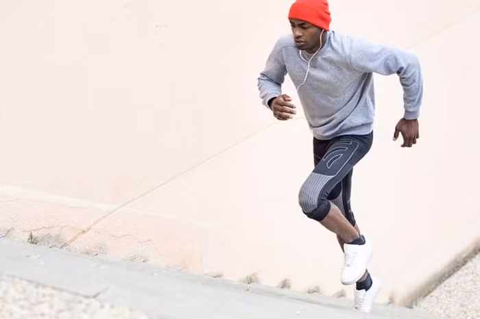 Bảo vệ đầu, tai và tay của bạn: Khi thể dục ngoài trời trong thời tiết lạnh, bạn nên đội một chiếc mũ giữ ấm. Tay của bạn cũng là một bộ phận cơ thể đặc biệt dễ bị tê cóng, do vậy, găng tay là vật dụng rất cần thiết.