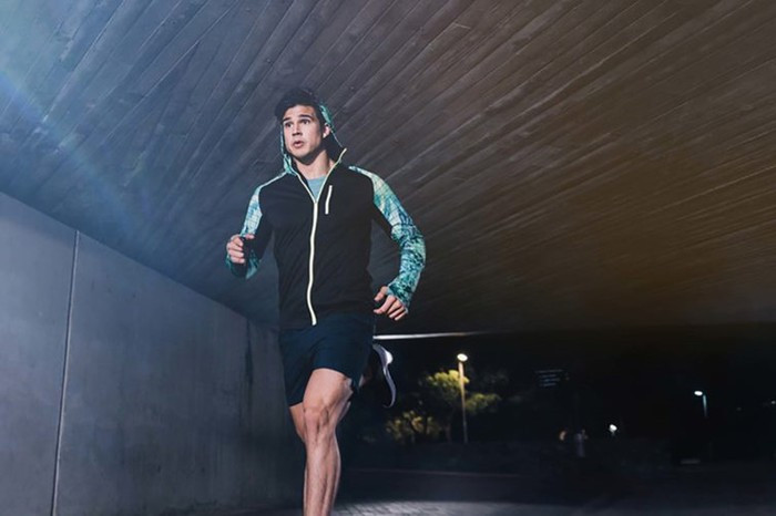 Chọn trang phục phản quang: Trong những tháng mùa đông thời tiết thường khá tối tăm, việc tập luyện của bạn có nhiều khả năng phải diễn ra trong điều kiện thiếu ánh sáng. Do đó, bạn nên chọn những trang phục phản quang như giày dép, ba lô, áo khoác để những người khác có thể nhìn rõ và tránh bạn.