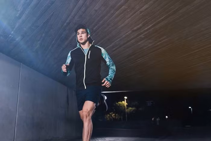 Chọn trang phục phản quang: Trong những tháng mùa đông thời tiết thường khá tối tăm, việc tập luyện của bạn có nhiều khả năng phải diễn ra trong điều kiện thiếu ánh sáng. Do đó, bạn nên chọn những trang phục phản quang như giày dép, ba lô, áo khoác để những người khác có thể nhìn rõ và tránh bạn.