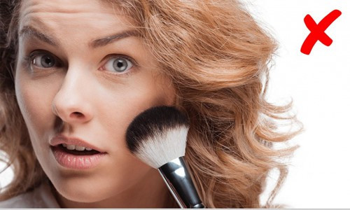 Che phủ da nhờn bằng kem phấn là thói quen làm xấu nhan sắc nên tránh nếu bạn không muốn lỗ chân lông bít lại và gây nổi mụn.