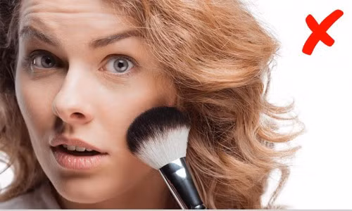 Che phủ da nhờn bằng kem phấn là thói quen làm xấu nhan sắc nên tránh nếu bạn không muốn lỗ chân lông bít lại và gây nổi mụn.