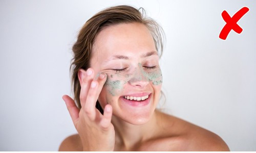 Lạm dụng các sản phẩm tẩy da chết đôi khi có thể gây hại cho làn da của bạn. Tối đa, bạn chỉ nên tẩy da chết với các sản phẩm chuyên dụng là 3 lần/tuần. Ảnh: BS, Desposito.