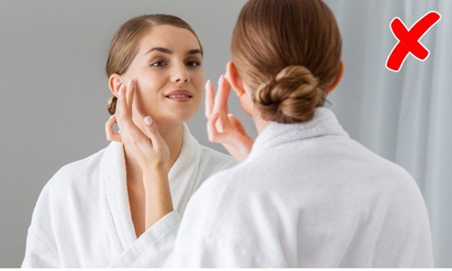 Chỉ dưỡng ẩm trên mặt là một trong những thói quen gây hại nhan sắc mà nhiều người vẫn mắc. Các bộ phận khác như tay chân cổ hay toàn thân cũng cần được dưỡng ẩm trong mùa đông.