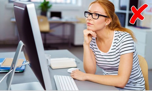 Chạm tay vào mặt và cằm khi ngồi trước máy tính là một trong những thói quen phổ biến gây hại tới nhan sắc của chúng ta. Việc chống tay vào cằm hay má ảnh hưởng tới sự lưu thông máu và khiến da của bạn lão hóa nhanh hơn.