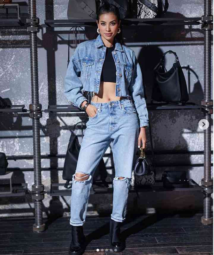 Trên trang cá nhân, Phạm Hương liên tục xuất hiện với những kiểu thời trang khoe eo thon và vóc dáng gợi cảm.