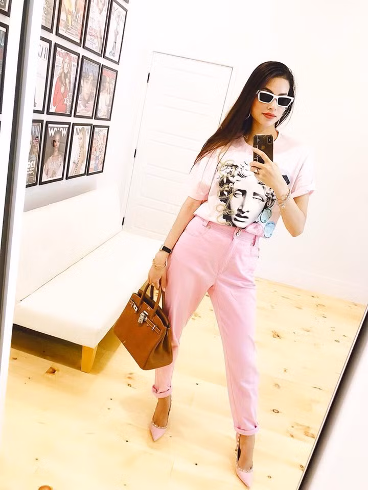 Phạm Hương đặc biệt yêu thích màu hồng, trong ảnh cô diện trang phục toàn màu hồng bắt mắt.