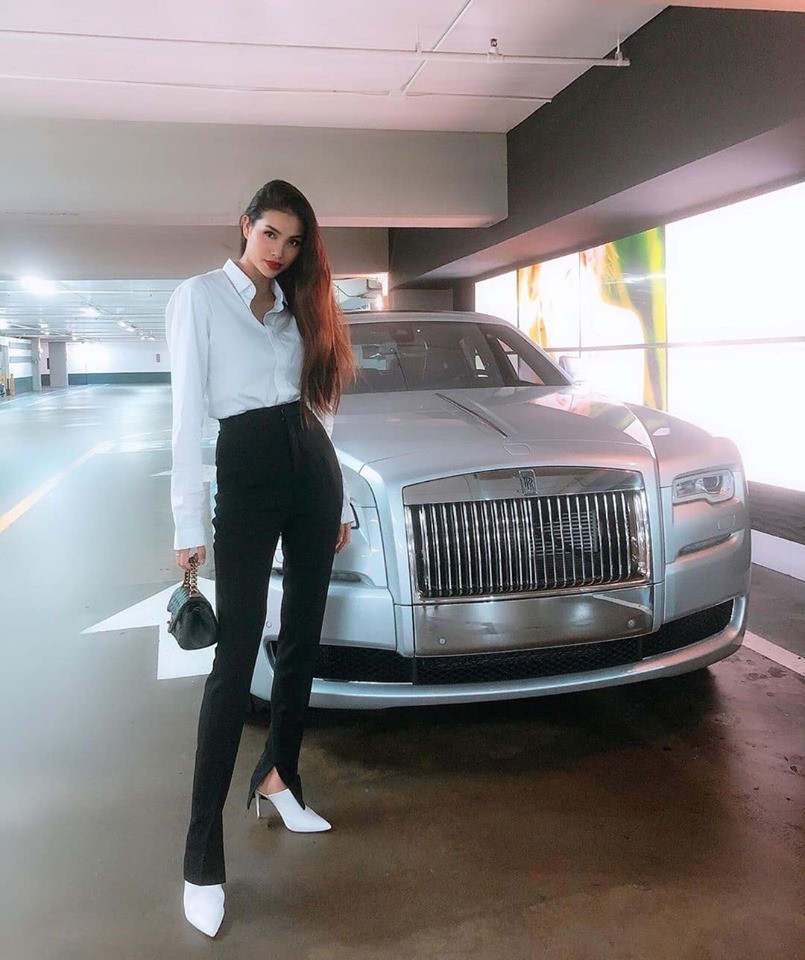 Kiểu phối sơ mi với quần âu giúp nàng Hoa hậu vừa thanh lịch vừa khoe được đôi chân dài miên man.