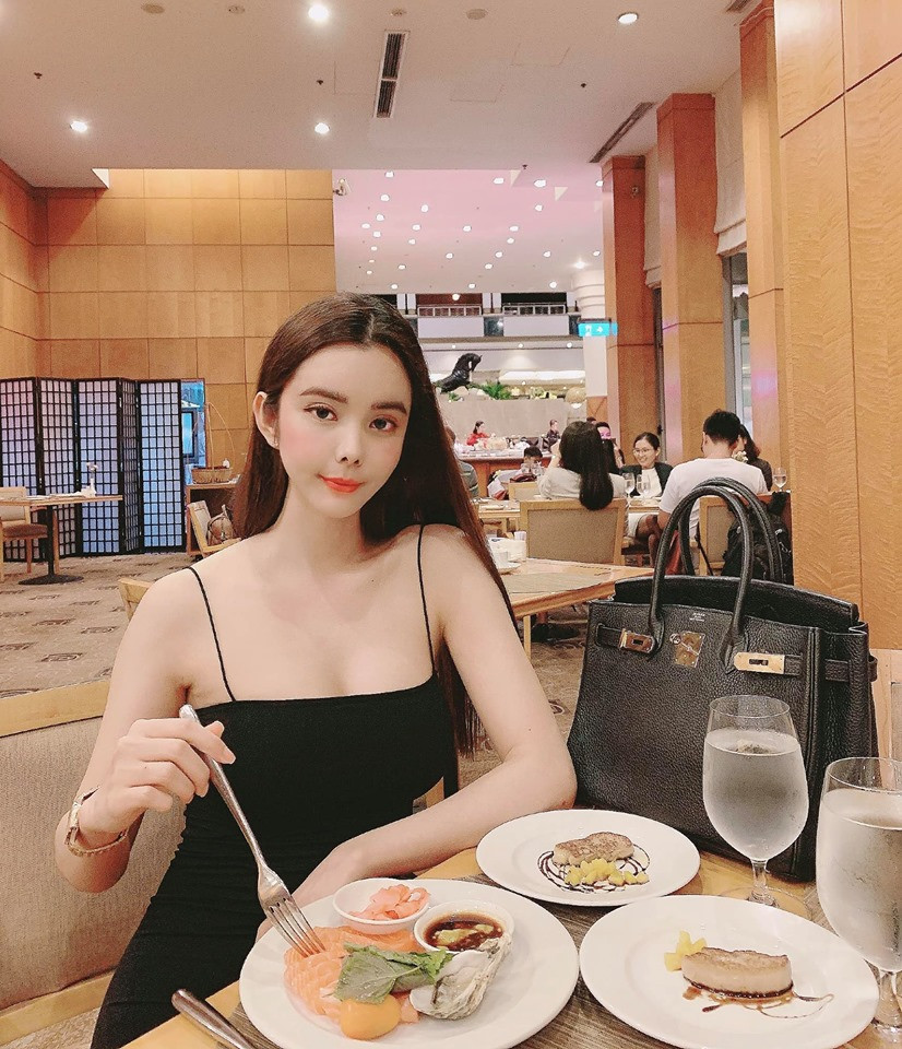 Sở hữu làn da trắng nõn nên nàng hoa hậu này rất tự tin khi mặc váy đen hai dây.