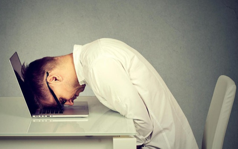 Mệt mỏi và kiệt sức thường được cho là dấu hiệu liên quan đến các vấn đề về gan. Khi gan không khỏe mạnh, việc loại bỏ các độc tố trong máu sẽ không được hiệu quả, gây mệt mỏi, suy nhược.