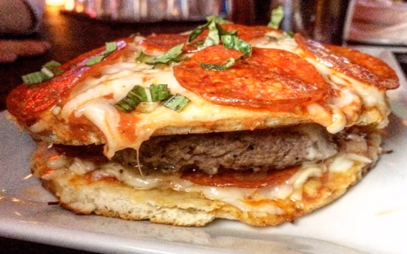 Chế độ ăn khiến gan nhiễm mỡ: Bệnh gan nhiễm mỡ có thể bắt nguồn từ chế độ ăn không lành mạnh, có quá nhiều chất béo dư thừa trong gan. Nếu không được điều trị, có thể dẫn đến xơ gan, suy gan, đau tim và đột quỵ.