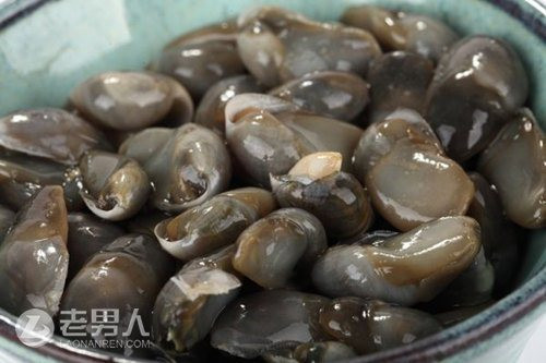 Ốc bùn có vỏ rất mỏng, thậm chí không thể bóc vỏ mà chỉ ngâm ốc trong nước muối và chà xát nhẹ vài lần. Chất nhầy từ ốc tiết ra rất trơn dính, dù rửa bao nhiêu lần vẫn không sạch hoàn toàn.