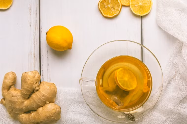 Uống trà gừng: Pha trà xanh, thêm vài lát gừng, vài lát chanh vào cốc rồi uống. Đây là cách giảm đau đầu hiệu quả mà không cần dùng thuốc tây.