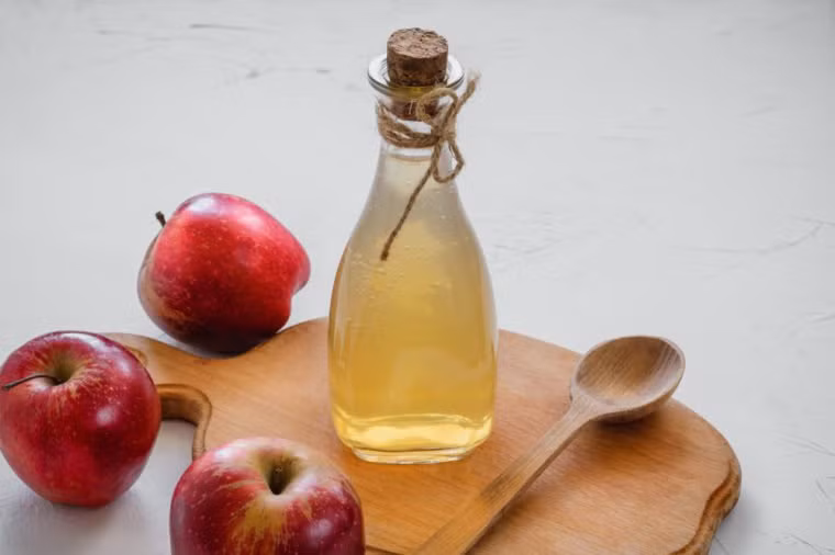 Nhâm nhi giấm táo: Uống giấm táo cũng có thể giúp ngăn ngừa đau đầu hoặc đau nửa đầu. Bạn có thể uống trực tiếp hoặc thoa giấm táo lạnh lên trán để làm dịu cơn đau đầu.