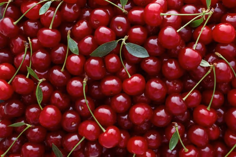 Ăn vài quả cherry (anh đào): Chất anthocyanin, một loại bioflavonoid mang lại cho quả anh đào màu đỏ đậm, có đặc tính chống viêm tương tự như trong aspirin. Ăn vài quả cherry cũng giúp giảm đau đầu.