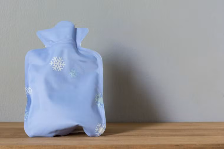 Sử dụng túi chườm lạnh: Đặt túi chườm lạnh vào cổ, đầu hoặc thái dương làm giảm viêm, làm chậm dẫn truyền thần kinh và làm co mạch máu, tất cả đều giúp giảm đau đầu.