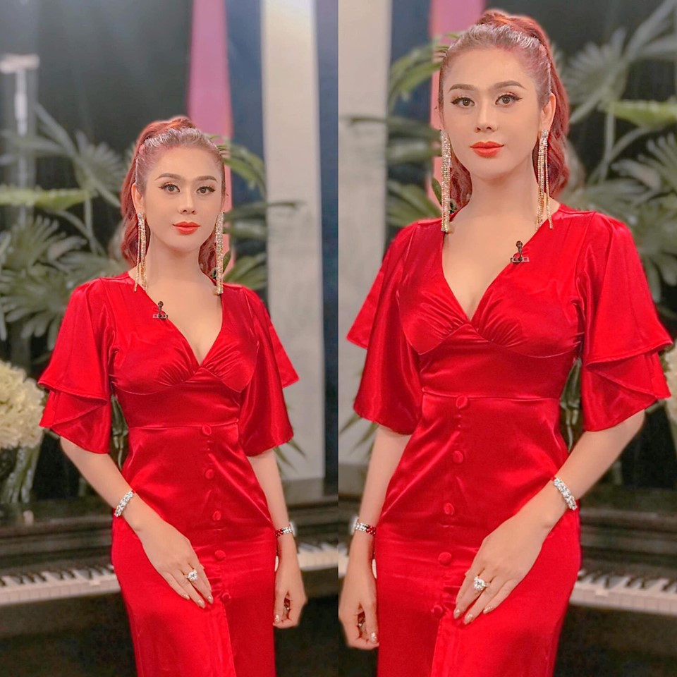 Luôn chuộng phong cách thời trang gợi cảm, khoe tối đa lợi thế cơ thể nhưng đôi lúc, người đẹp họ Lâm có vẻ hơi lạm dụng quá đà trong việc chọn lựa chọn trang phục khoe ngực quá phản cảm.