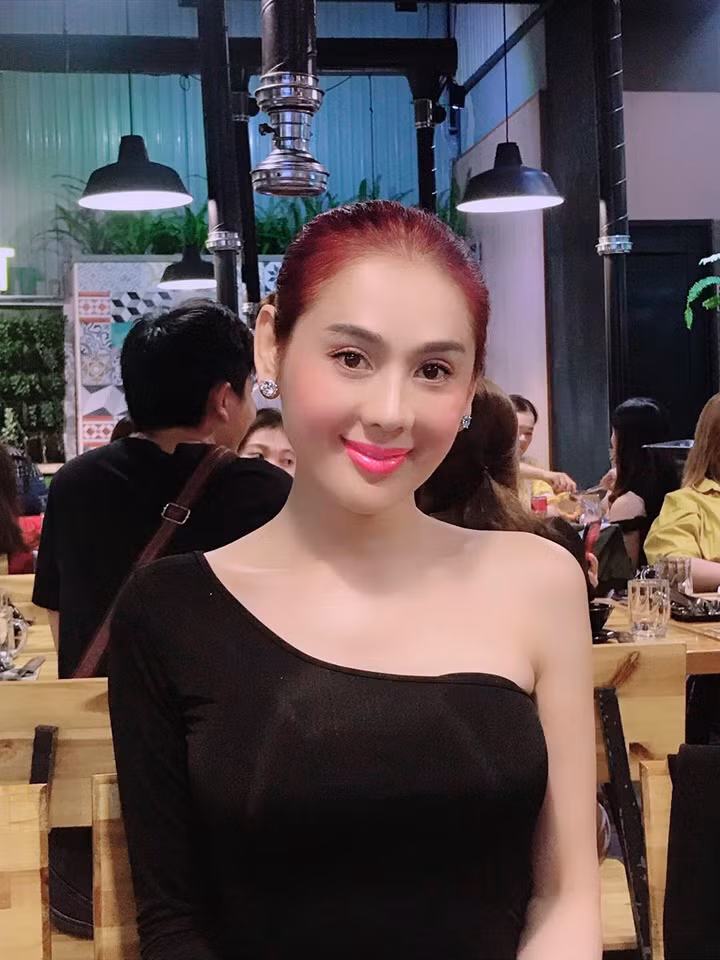 Khi ra ngoài, người đẹp họ Lâm chọn chiếc đầm lệch vai vừa gợi cảm vừa sang chảnh.