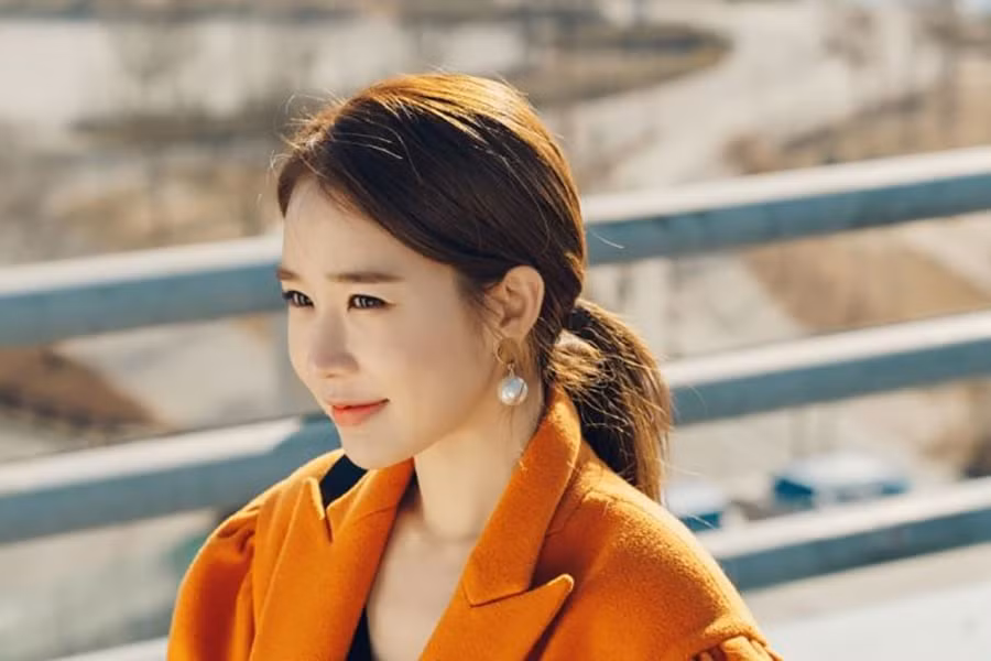 Để có vẻ trẻ trung, đặc biệt là thân hình hoàn mỹ và làn da mịn như nhung ở tuổi 37, Yoo In Na phải tuân thủ nghiêm ngặt bí quyết dưỡng nhan, thậm chí còn hẹn giờ để uống nước.