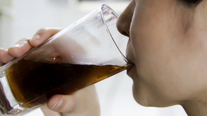 Trà thay thế các loại đồ uống khác: Phụ nữ Trung Quốc uống nhiều chất lỏng và trà là một trong những đồ uống yêu thích của họ. Các chuyên gia khuyên bạn nên uống trà oolong, pu-erh, trà đỏ với Goji, trà hoa astragalus hoặc trà hoa nhài. Những thứ này có tác động tốt đến sắc đẹp và sức khỏe của bạn.