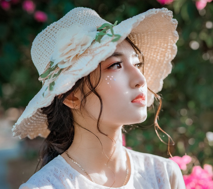 Ít tiếp xúc với ánh mặt trời: Trước đây, làn da trắng được coi là một đặc điểm của địa vị xã hội cao. Trong thế kỷ 21, phụ nữ Trung Quốc cho rằng kem chống nắng là một trong những phương pháp tốt nhất để sử dụng để tránh lão hóa sớm.