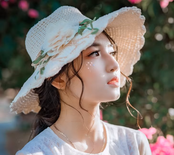 Ít tiếp xúc với ánh mặt trời: Trước đây, làn da trắng được coi là một đặc điểm của địa vị xã hội cao. Trong thế kỷ 21, phụ nữ Trung Quốc cho rằng kem chống nắng là một trong những phương pháp tốt nhất để sử dụng để tránh lão hóa sớm.