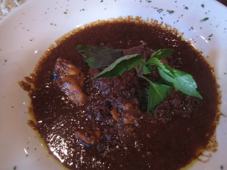 Fesenjan là một món ăn mang tính biểu tượng có từ thời Đế chế Achameinid. Được làm từ quả óc chó, bột lựu và thịt gà hoặc thịt vịt, món ăn này thường được phục vụ trong lễ cưới ở Iran.