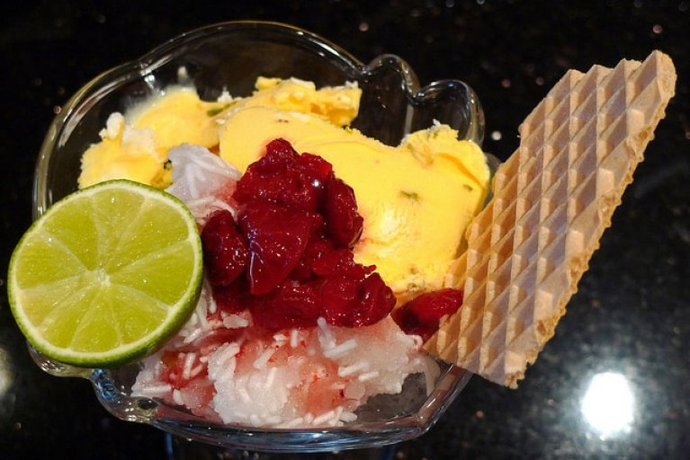 Kem saffron: Món tráng miệng đáng để thử khi đến với đất nước Iran chính là kem nghệ tây. Món ăn này đều có thể được tìm thấy tại các cửa hàng kem khắp đất nước. Ảnh: Internet.