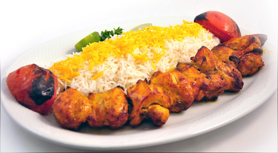 Kabab: Nếu bạn ăn tối tại một nhà hàng được yêu thích bởi người dân Iran, bạn sẽ dễ dàng tìm thấy món thịt nướng kebab và cơm theo phong cách địa phương. Thịt nướng kiểu Iran đặc biệt mọng nước và mềm.