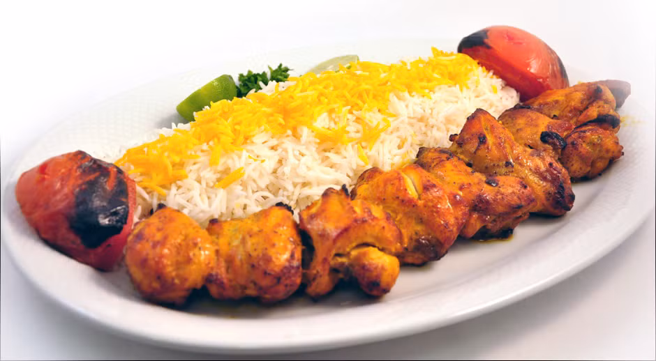 Kabab: Nếu bạn ăn tối tại một nhà hàng được yêu thích bởi người dân Iran, bạn sẽ dễ dàng tìm thấy món thịt nướng kebab và cơm theo phong cách địa phương. Thịt nướng kiểu Iran đặc biệt mọng nước và mềm.