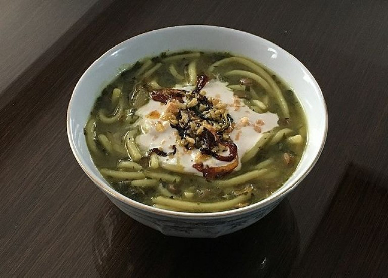 Ash Reshteh: Đây là món ăn truyền thống của Iran thường được ăn trong mùa đông. Được làm từ đậu xanh, mỳ và nhiều loại thảo mộc khác nhau, món súp này có hương vị hấp dẫn và ngon miệng.