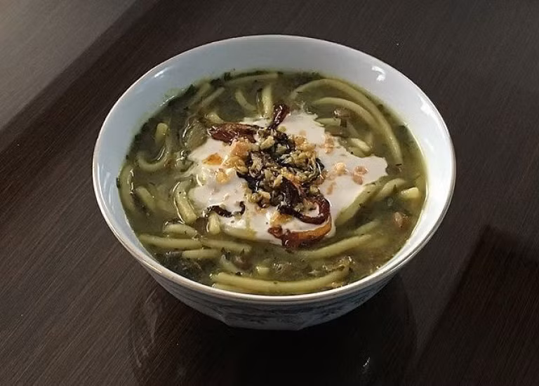 Ash Reshteh: Đây là món ăn truyền thống của Iran thường được ăn trong mùa đông. Được làm từ đậu xanh, mỳ và nhiều loại thảo mộc khác nhau, món súp này có hương vị hấp dẫn và ngon miệng.