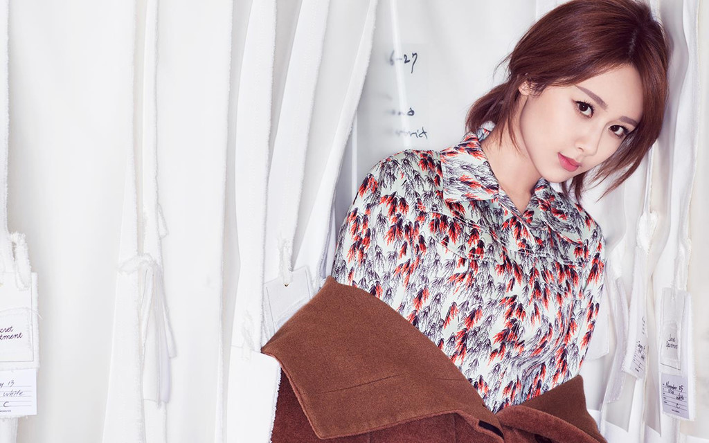 Mỹ nhân Trung Quốc thường mặc áo sơ mi đơn giản nhưng vô cùng nữ tính.