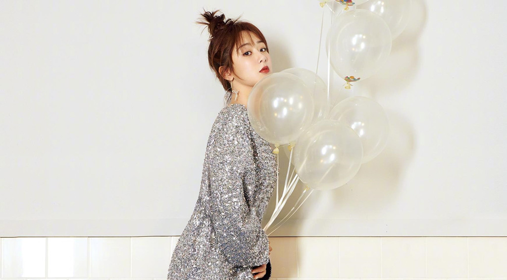 Dương Tử xinh đẹp nhẹ nhàng như thiếu nữ mới lớn trong chiếc váy đính sequin lấp lánh.