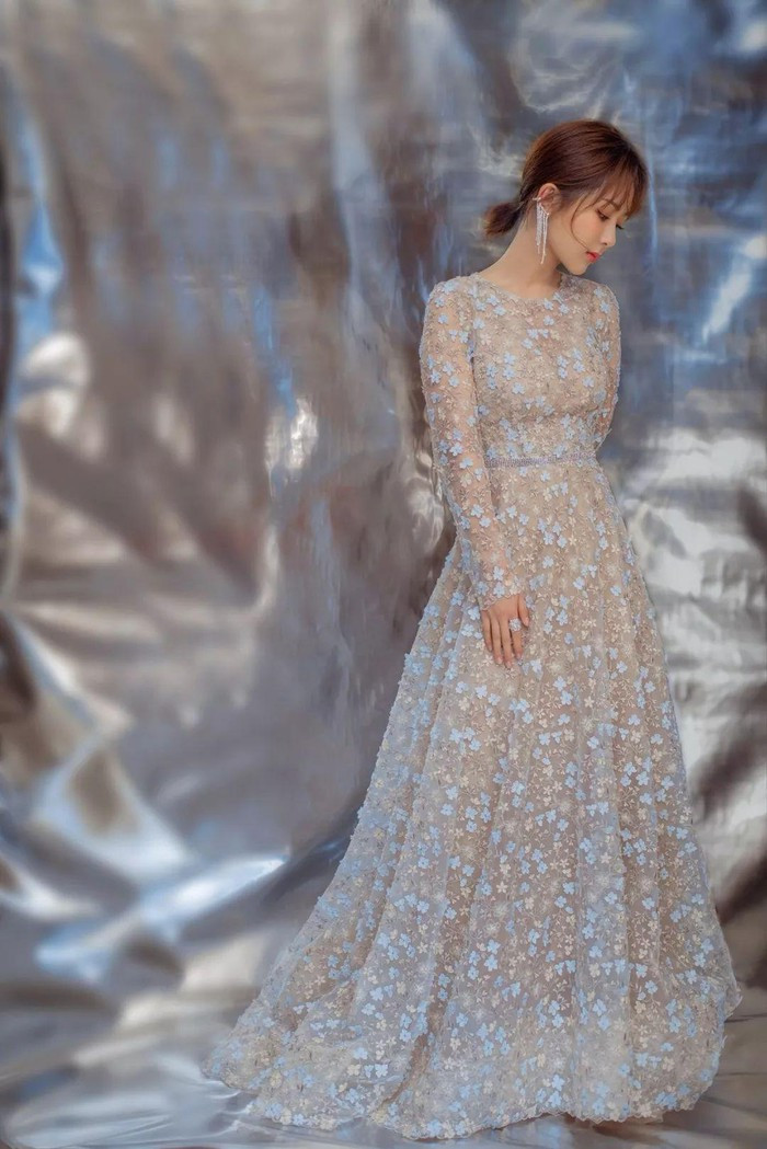 Chiếc váy dài được đính hàng ngàn bông hoa nhỏ cũng giúp Dương Tử trở nên ngọt ngào và cuốn hút hơn. 