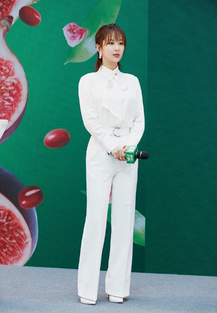 Nhắc đến phong cách thời trang của Dương Tử, ắt hẳn không thể bỏ qua gam màu trắng tinh khôi, màu pastel nhẹ nhàng.