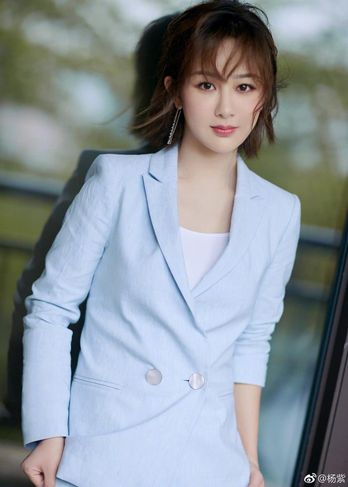 Bên cạnh đó, những chiếc váy mềm mại hay những bộ trang phục màu pastel rất phù hợp với gương mặt thanh tú, dịu dàng của Dương Tử.