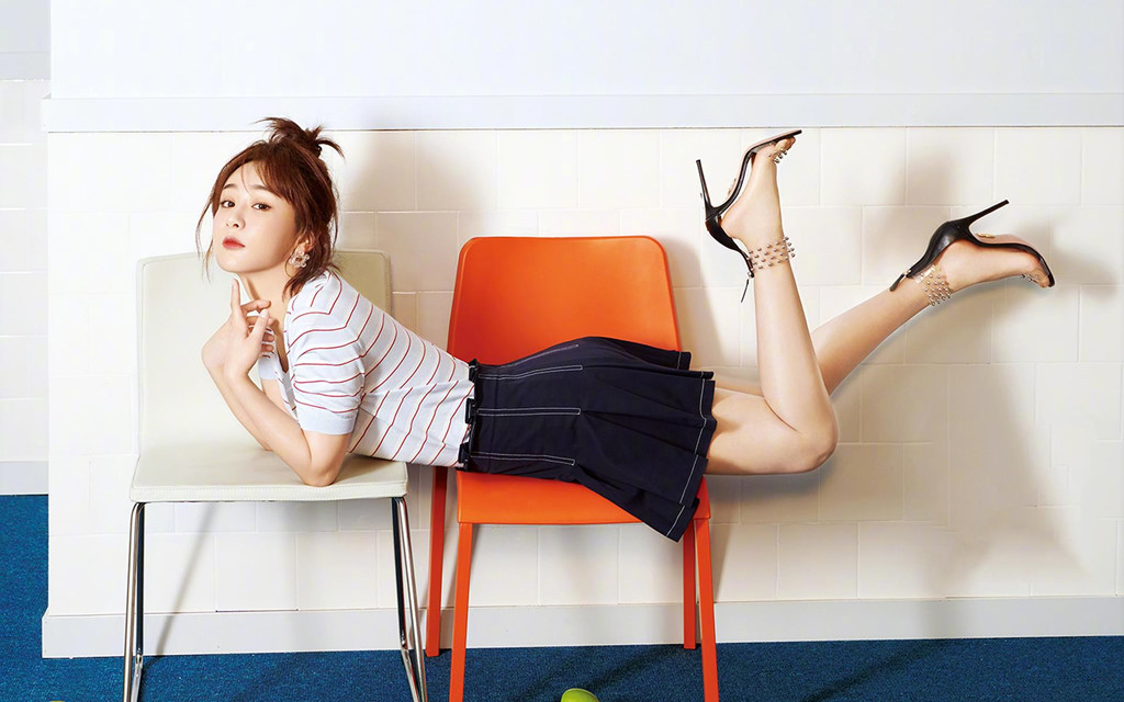 Đôi khi, Dương Tử chỉ phối áo phông với chân váy đơn giản nhưng cũng đủ hấp dẫn.