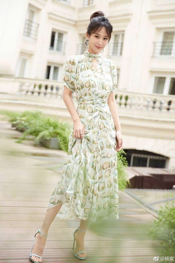 Khi muốn nhấn mạnh sự nữ tính, cô luôn ưu tiên những trang phục họa tiết với chất liệu thướt tha, mềm mại. Ảnh: Internet.