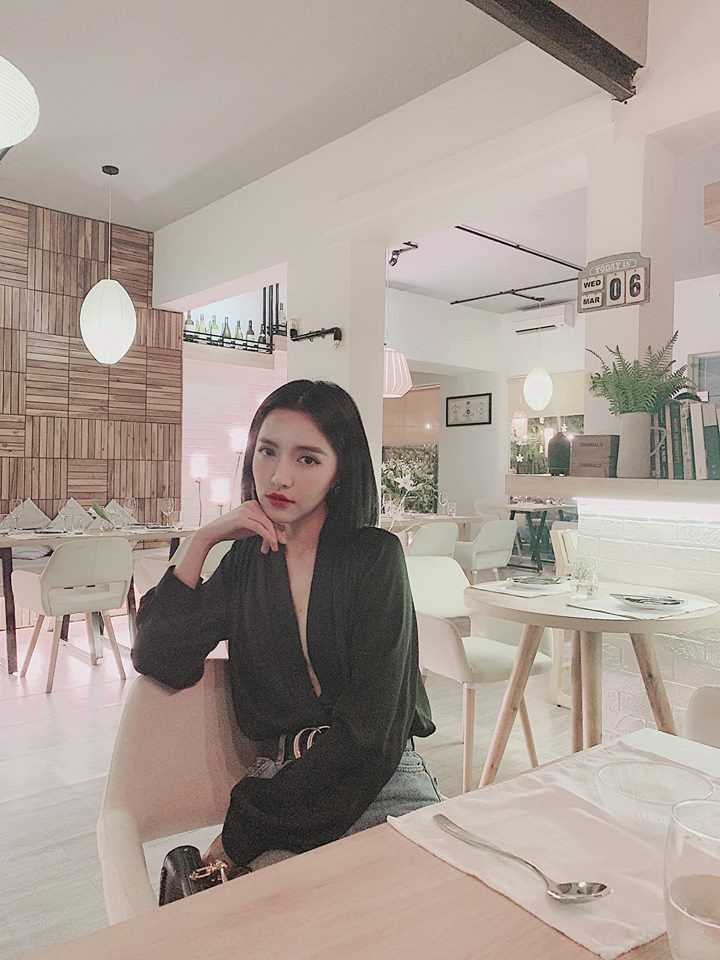 Cô cũng chăm diện các kiểu áo sơ mi cổ chữ V xẻ sâu.