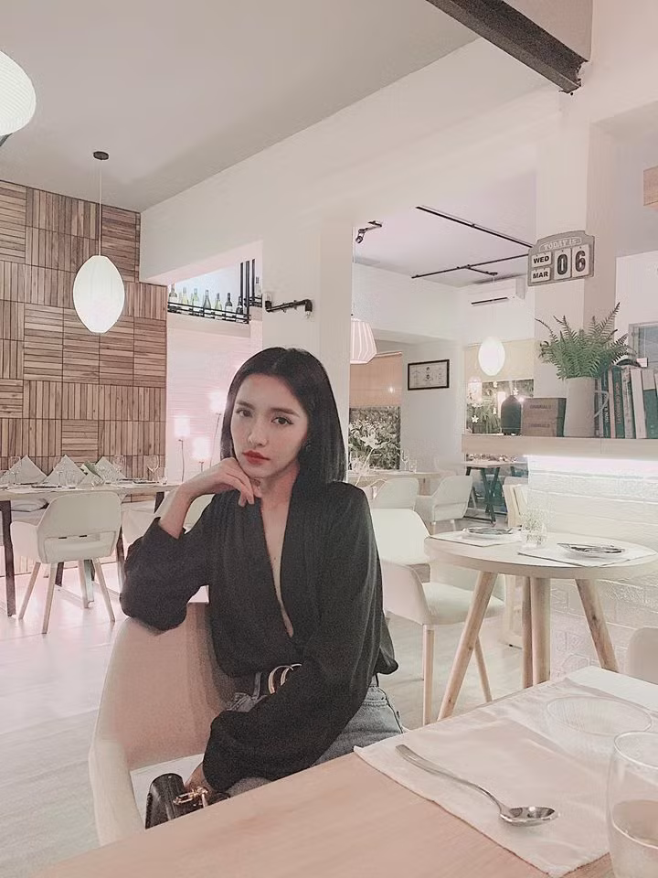 Cô cũng chăm diện các kiểu áo sơ mi cổ chữ V xẻ sâu.